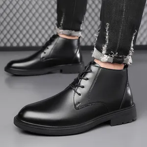 Klassische schwarze Herren-Lederstiefel zum Schnüren mit poliertem Finish und Gummisohle