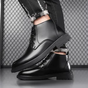 Herren Martin Boots aus schwarzem Leder mit rutschfester Sohle und klassischer Schnürung