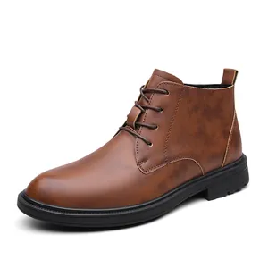 Herren Vintage Schnürstiefel in Braun mit rutschfester Gummisohle auf weißem Grund