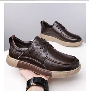 Gros plan sur le cuir grainé marron foncé et les surpiqûres des chaussures pour hommes