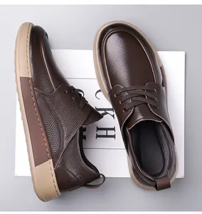Gros plan sur la texture du cuir marron foncé et les coutures de chaussures décontractées