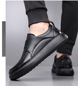 Vue détaillée des chaussures homme en cuir noir texturé avec semelles épaisses et coutures