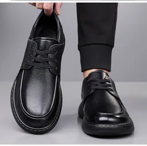 Détail de chaussures en cuir noir pour homme avec grain litchi et coutures blanches
