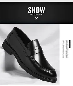 Primer plano de mocasines de cuero negro pulido con tira Penny y detalles de costuras