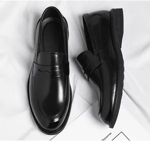 Vista macro de mocasines de cuero negro pulido con costuras clásicas y acabado elegante