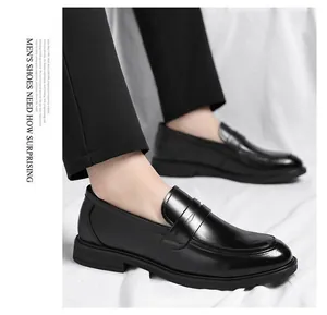 Detalle de mocasines de cuero negro pulido con costuras clásicas en U y acabados finos