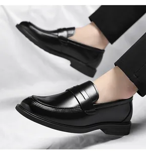 Primer plano de mocasines de cuero negro pulido en los pies con diseño clásico