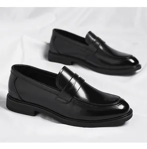 Detalle de mocasines de cuero negro pulido con suelas gruesas de goma para hombre