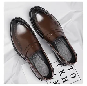 Vista superior de mocasines de cuero marrón oscuro pulido con correa clásica y diseño elegante