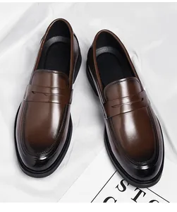 Detalle de mocasines de cuero para hombre con degradado marrón y textura de alto brillo