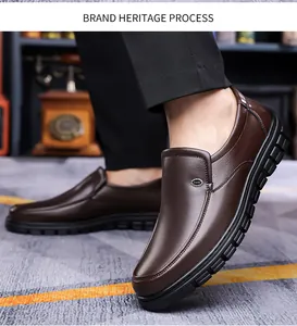 Λεπτομέρεια από ανδρικά παπούτσια slip-on από σκούρο καφέ δέρμα με λαστιχένια σόλα