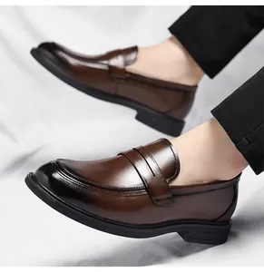 Detalle de mocasines Penny marrón oscuro con acabado degradado y suela de goma gruesa