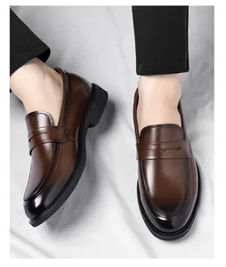 Primer plano de mocasines Penny de cuero marrón con suelas gruesas de goma