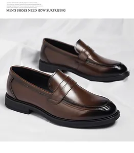 Detalle de mocasines de cuero marrón con degradado negro y suela de goma gruesa