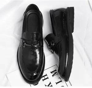 Gros plan sur mocassins en cuir noir avec boucle métallique et semelle antidérapante