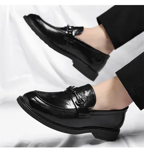 Gros plan du mocassin en cuir noir avec finition polie et détail de boucle métallique