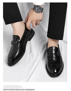 Mocassins en cuir noir poli avec boucle mors en métal sur fond de soie satinée