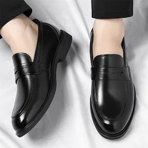 Mocasines Penny Loafers clásicos de cuero negro pulido con suelas gruesas para hombre