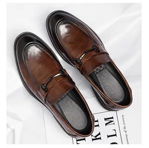 Vue détaillée de mocassins en cuir marron avec mors métallique et finition dégradée
