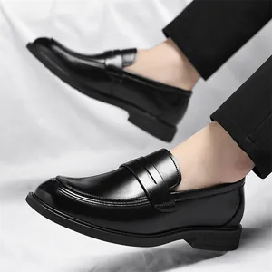 Mocasines clásicos de cuero negro para hombre en satén blanco para negocios o boda formal