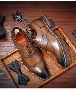 Détail de chaussures Richelieu marron à bout golf avec dégradé élégant et embauchoirs en bois