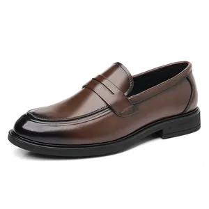 Mocasines penny de cuero marrón pulido para hombre con estilo clásico británico