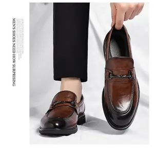 Vue détaillée des mocassins marron avec boucle en métal et bout en cuir dégradé noir