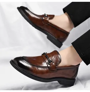 Vue détaillée du cuir bruni sur mocassins pour hommes avec bout dégradé et boucle métal