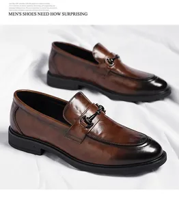 Détail macro de mocassins en cuir marron avec boucle en métal et bout poli fini