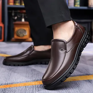 Ανδρικά επαγγελματικά παπούτσια slip-on σε σκούρο καφέ με υφή litchi και σόλα από καουτσούκ