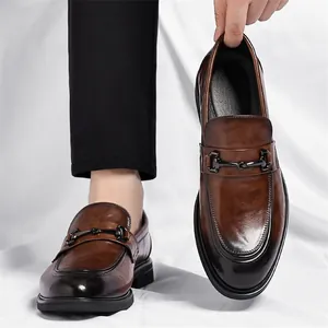 Mocassins vintage en cuir marron foncé pour hommes avec boucle en métal chic
