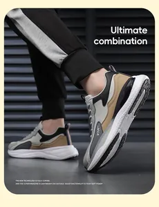 Makroaufnahme grauer Leder-Sneaker mit rutschfester EVA-Sohle an einem männlichen Modell