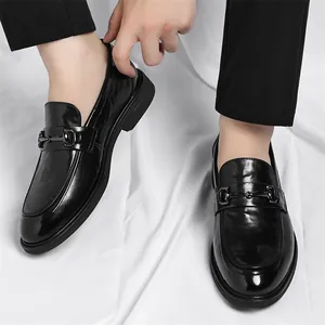 Mocassins classiques en cuir noir pour hommes avec boucle en métal et semelle épaisse