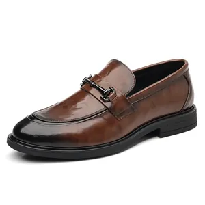 Mocassins en cuir dégradé marron pour hommes avec boucle métallique élégante et chic
