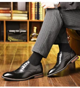 Détails macro des brogues noires à bout ailé et semelle texturée pour chaussures d'homme