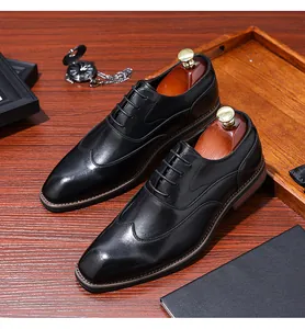 Gros plan des coutures richelieu à bout ailé noir sur des chaussures de ville en cuir