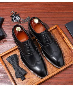 Détails de chaussures Oxford en cuir noir avec coutures brogue et accessoires de mode