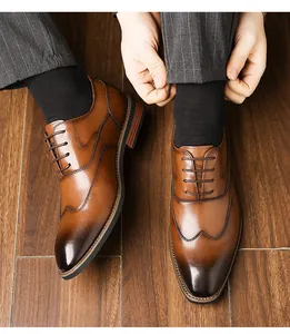 Détails de chaussures richelieu marron dégradé avec motif wingtip et lacets élégants