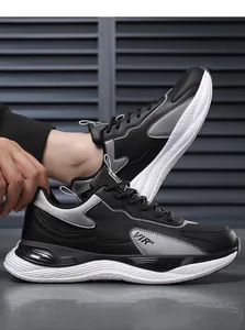 Detailansicht stilvoller Herren-Sneaker mit VIR-Logo und dicker Wellenprofil-Sohle