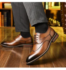 Détails de chaussures richelieu marron avec dégradé noir et motifs de perforations brogue