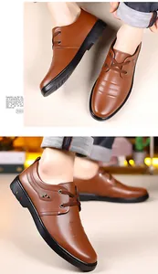 Vista laterale e dall'alto dettagliata di scarpe casual da uomo marroni stringate