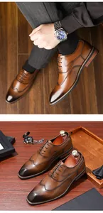 Vue détaillée de chaussures richelieu en cuir marron avec dégradé et style chic anglais