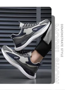 Nahaufnahme der grau-blauen Herren-Sneaker mit dicker weißer Sohle und VIR-Logo-Detail