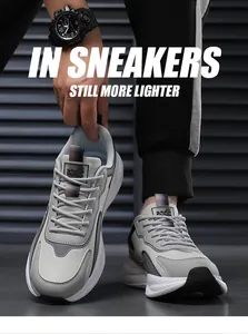 Nahaufnahme grauer Herren-Sneaker aus Leder mit dicker weißer Sohle und Schnürung