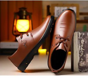 Dettaglio scarpe casual da lavoro in pelle marrone con grana litchi e lacets piatti