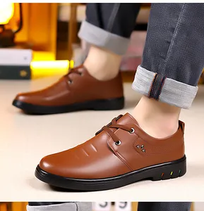 Scarpe casual da uomo in pelle marrone con lacci e dettagli di rivetti metallici