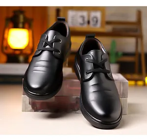 Dettaglio di scarpe da uomo nere in pelle con linee in rilievo decorative e lacci classici