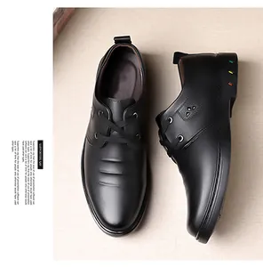 Dettagli di scarpe business in pelle nera con trama fine e perforazioni laterali