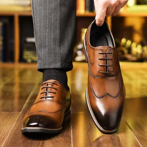 Chaussures richelieus classiques en cuir marron avec bout fleuri et lacets élégants