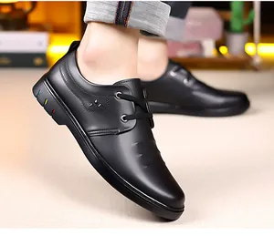 Vista dettagliata delle scarpe business in pelle nera con eleganti strisce laterali tricolori